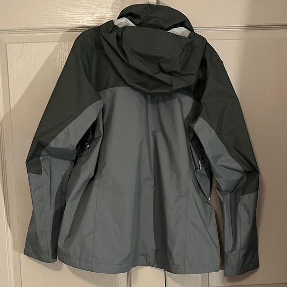 REI Two-Tone Rainier Rain Jacket in Asparagus/Frosted Meadow - Picture 9 of 10